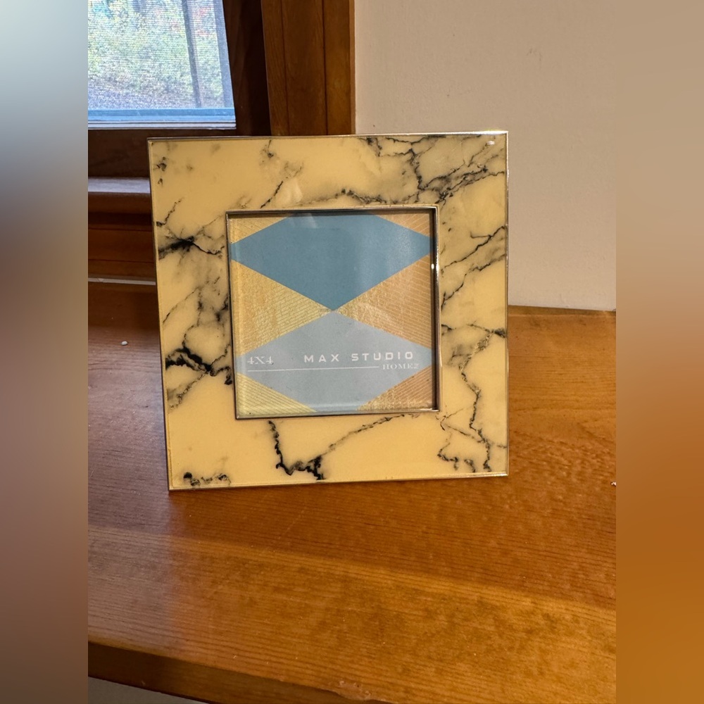 Max Studio Elegant Marble Frame - Cream and Black